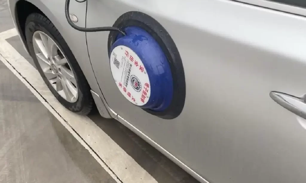 suction-parking-device-in-china-shame-you-park-correctly - Techsvět čínská alternativa botičky na autě
