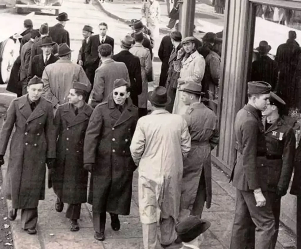 time-traveller-phone-iceland-wwii - Techsvět ulice Reykjavíku, po které se procházejí civilisté a vojáci