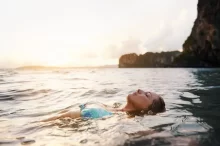 Žena plavající v moři