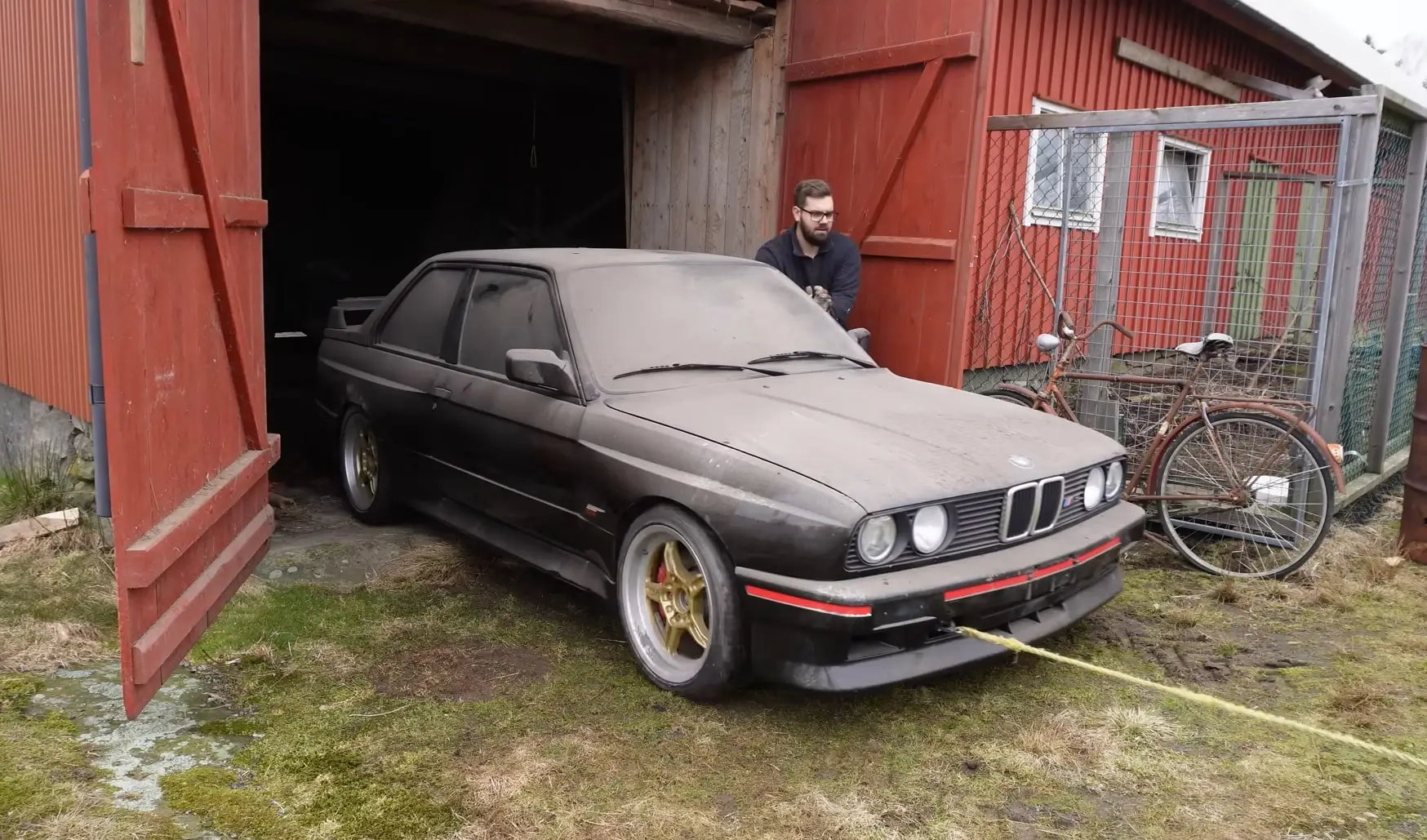 youtube 2 - Techsvět BMW ve verzi Sport Evolution ze stodoly
