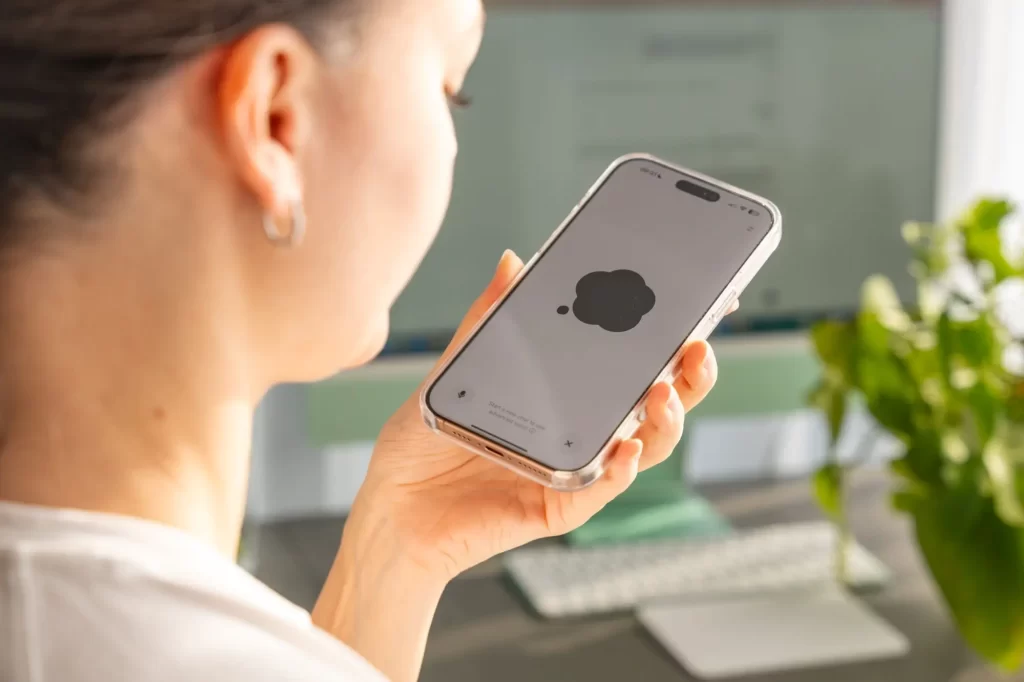 AI asistenta v mobilu lze ovládat i hlasem - Techsvět Žena používá AI asistenta