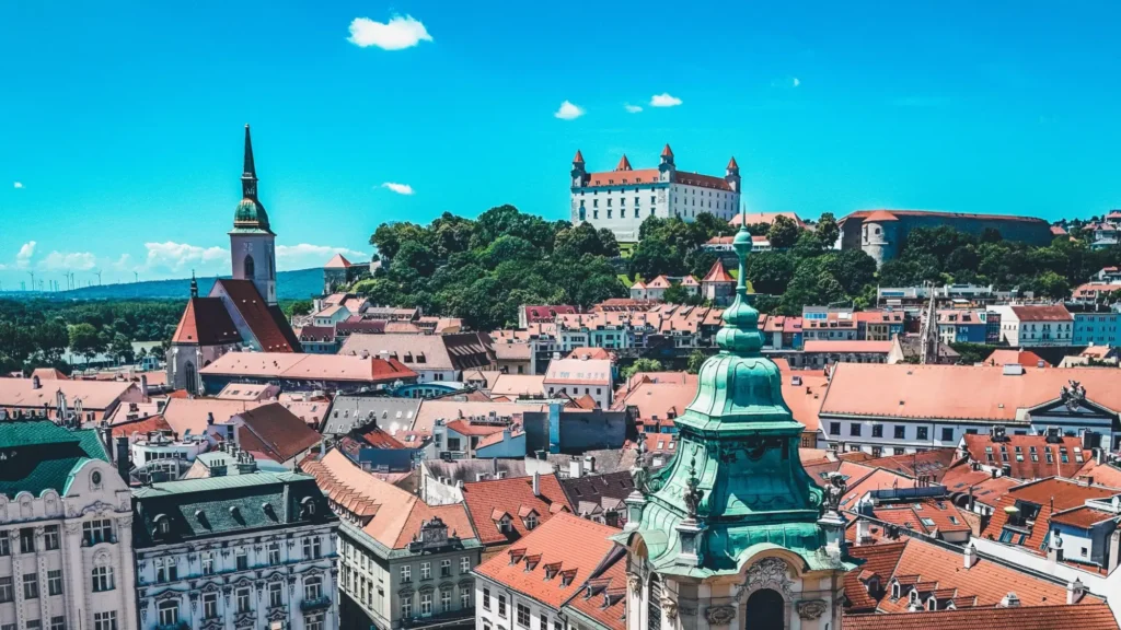 102 - Techsvět Bratislava, pohled z dálky na hrad a podhradí