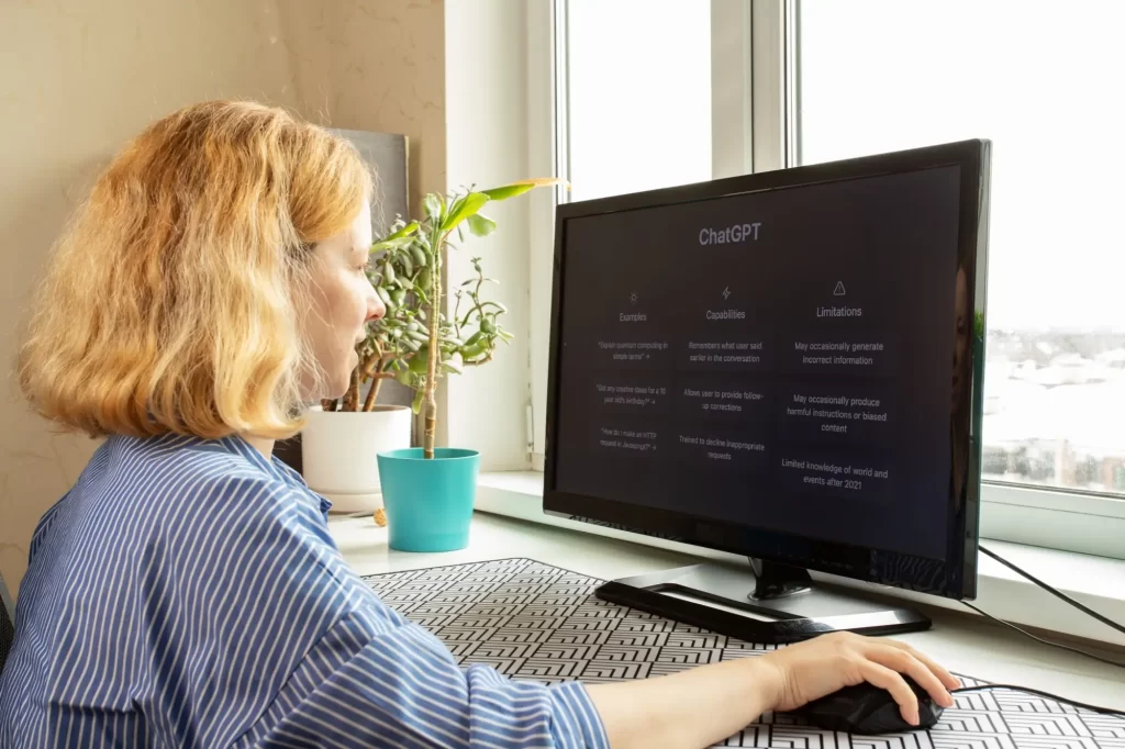 Kdo se naučí s AI pracovat, bude mít výhodu - Techsvět Žena pracuje s AI na počítači