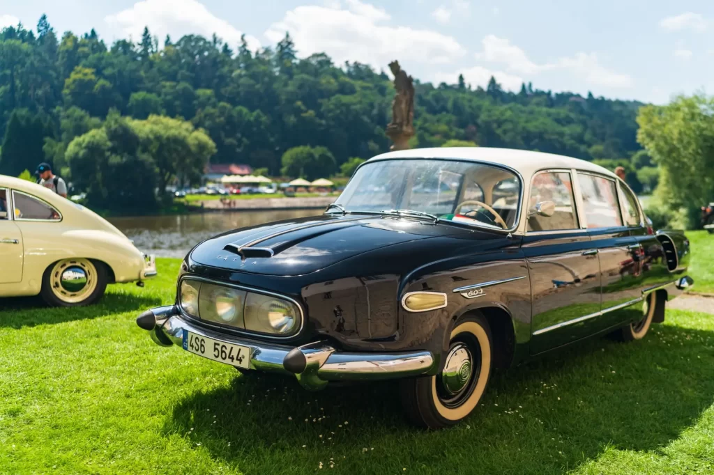 Oproti starší Tatře 603 změnila 613 radikálně vzhled - Techsvět Vůz Tatra 603