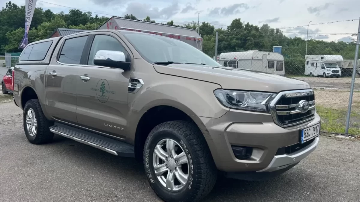 Ford Ranger stojící na silnici u plotu