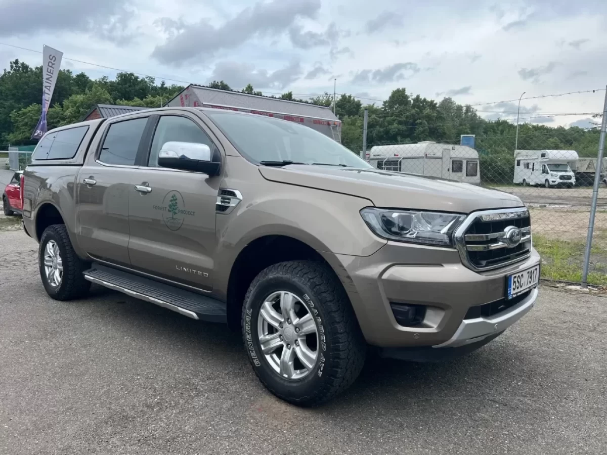Ford Ranger stojící na silnici u plotu