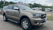 Ford Ranger stojící na silnici u plotu