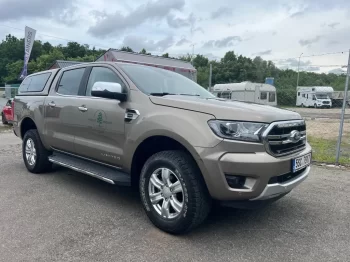 Ford Ranger stojící na silnici u plotu