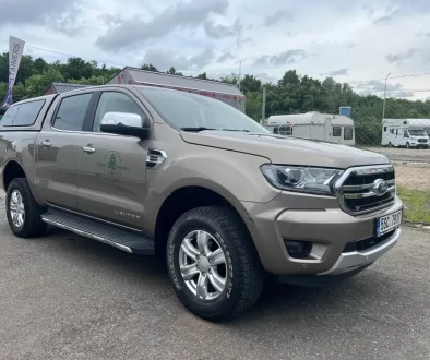 Ford Ranger stojící na silnici u plotu