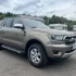 Ford Ranger stojící na silnici u plotu