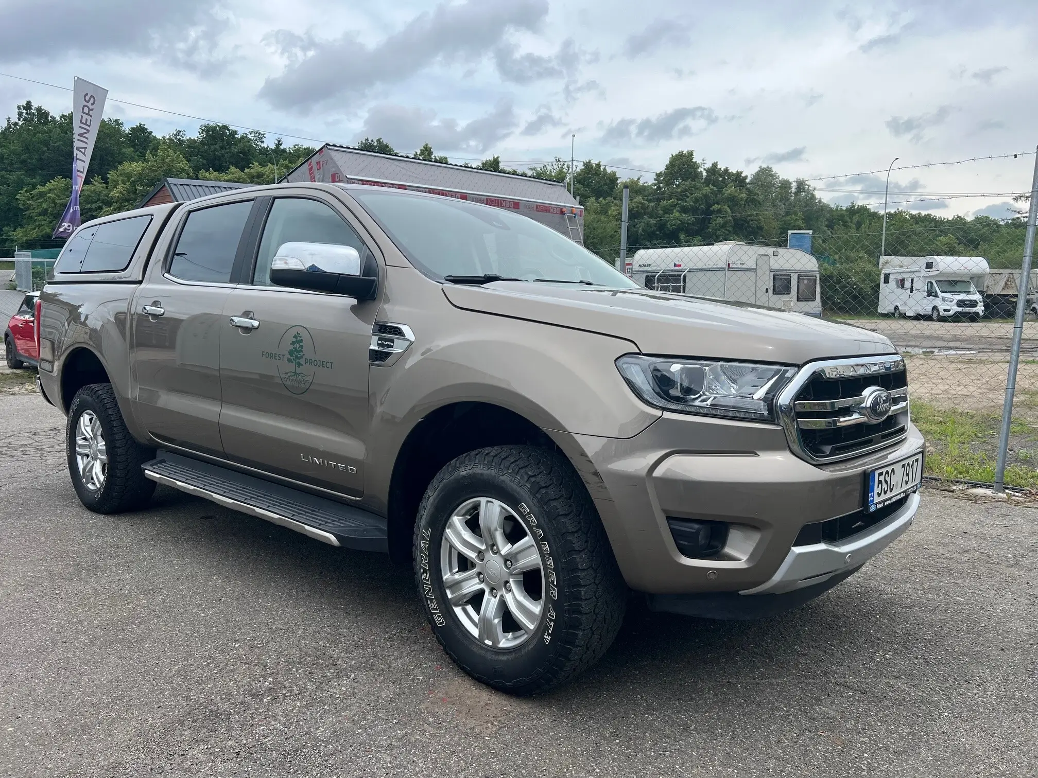 Ford Ranger stojící na silnici u plotu
