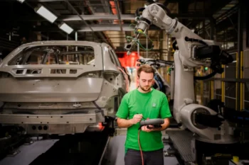 dělník v továrně na výrobu aut