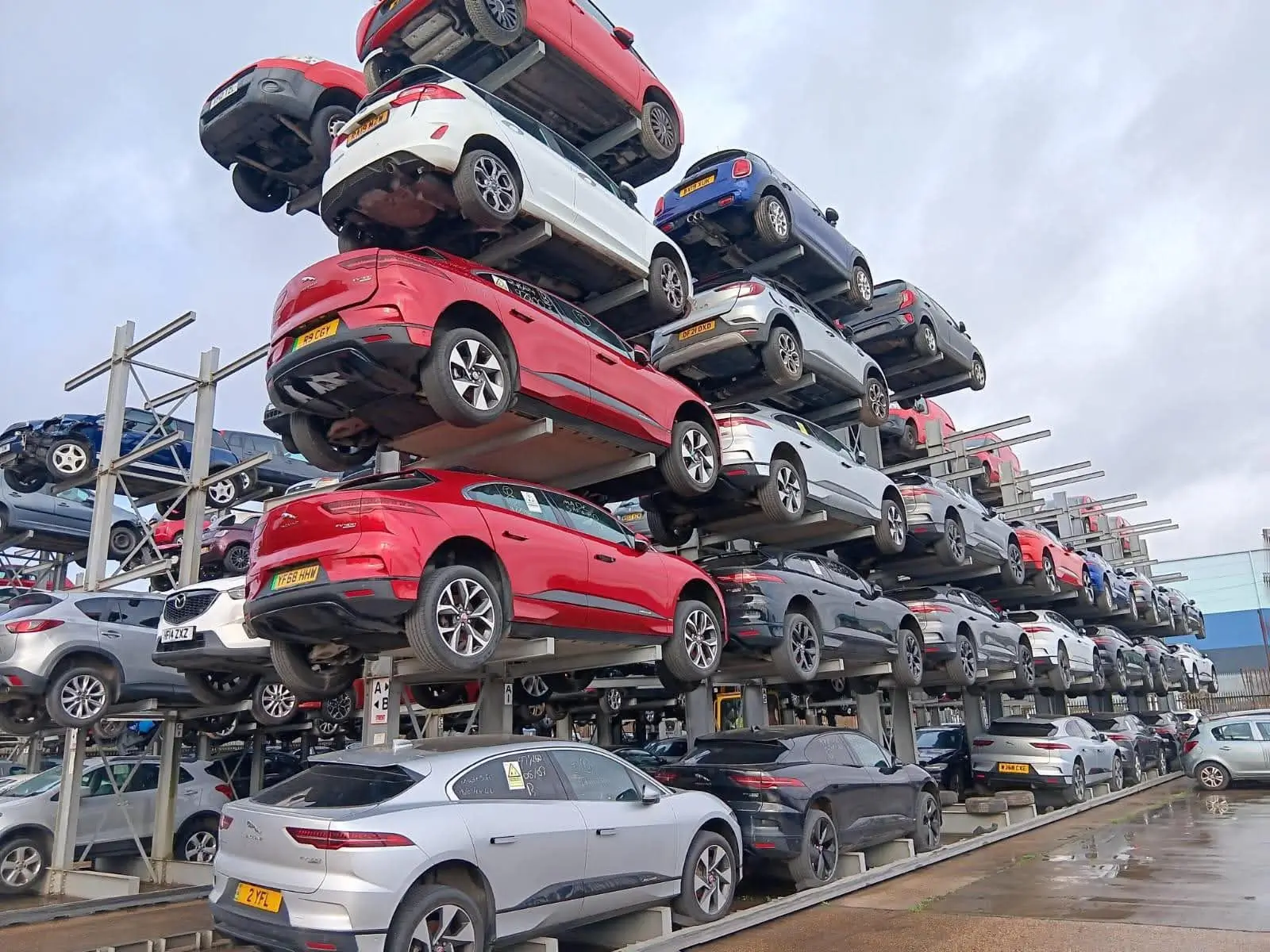 Jaguary I-Pace na vrakovišti. - Techsvět Jaguary I-Pace na vrakovišti.