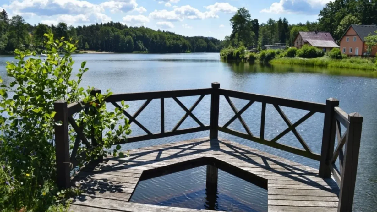pohled na molo a Hradčanský rybník