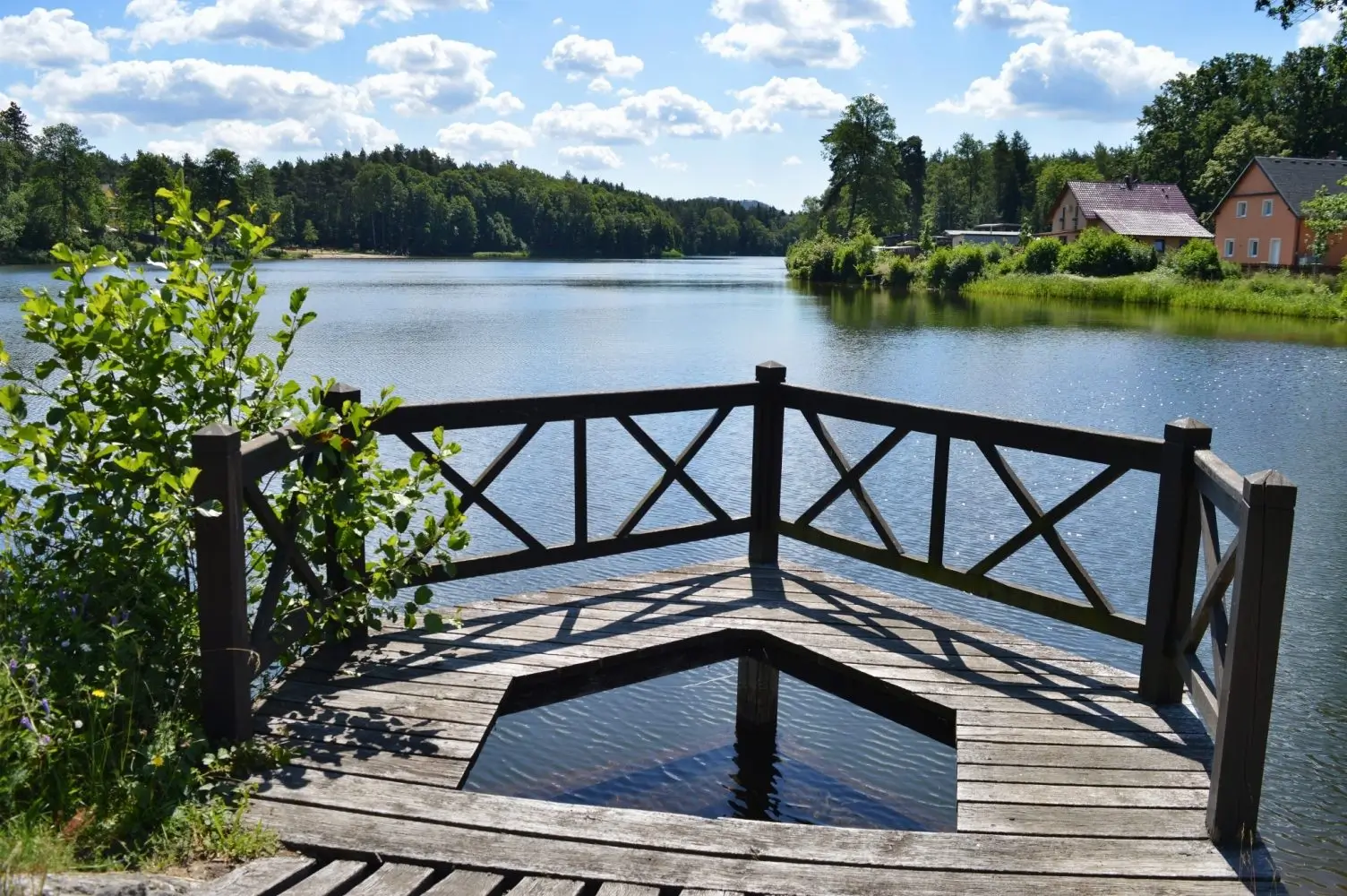 pohled na molo a Hradčanský rybník