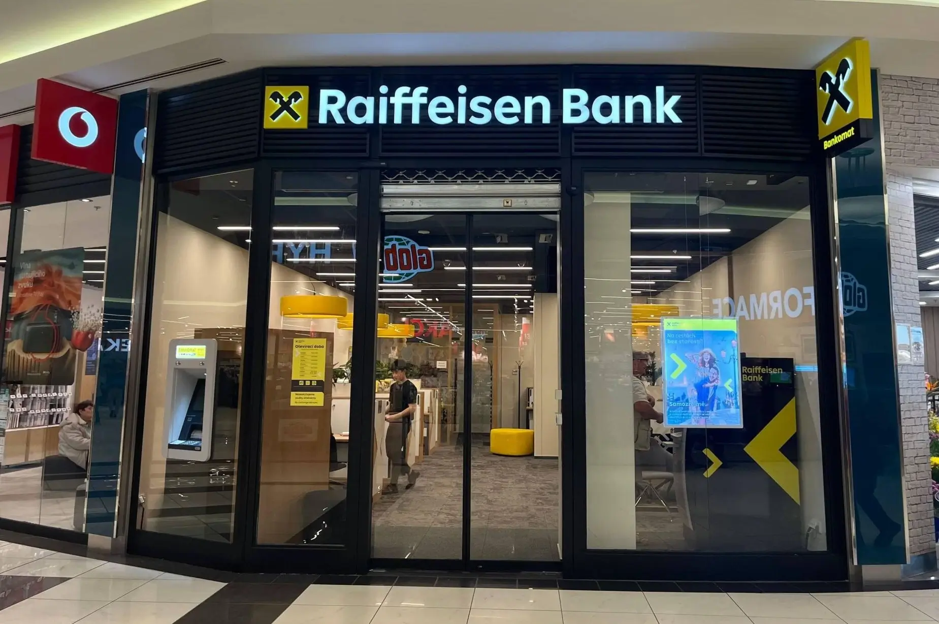 pobočka Raiffeisenbank v obchodním centru