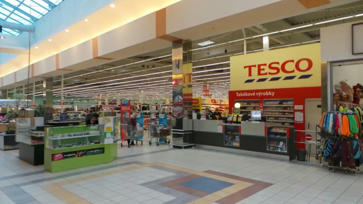 hypermarket Tesco uvnitř obchodního centra
