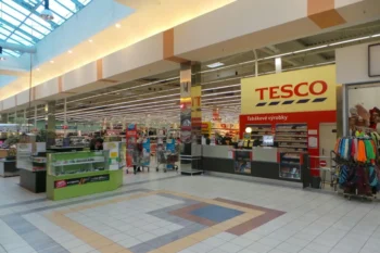 hypermarket Tesco uvnitř obchodního centra