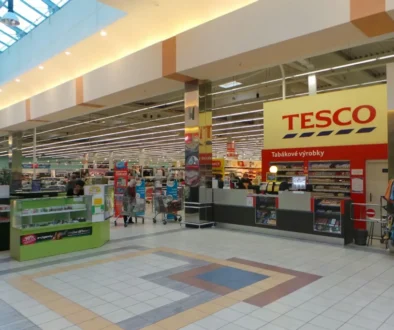 hypermarket Tesco uvnitř obchodního centra