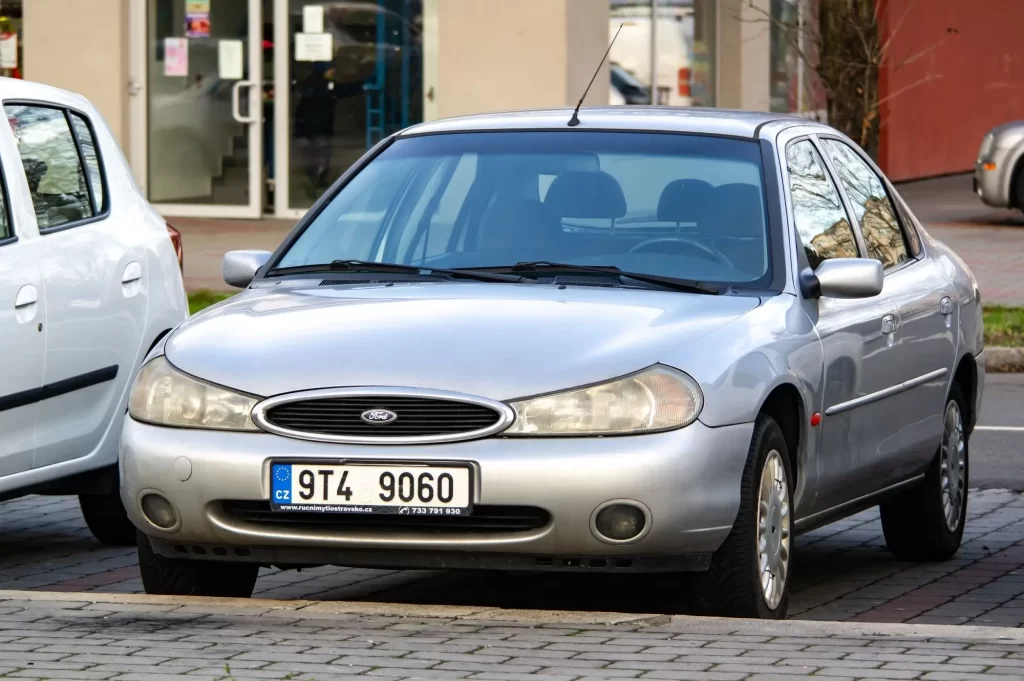Ford Mondeo MK2 oproti první verzi zásadně změnil vzhled - Techsvět Ford Mondeo MK2