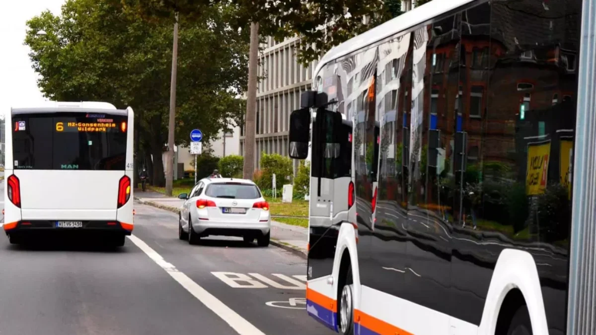 zaparkované auto v autobusovém pruhu v Německu