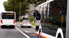 zaparkované auto v autobusovém pruhu v Německu