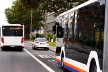 zaparkované auto v autobusovém pruhu v Německu
