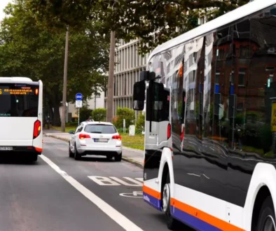 zaparkované auto v autobusovém pruhu v Německu
