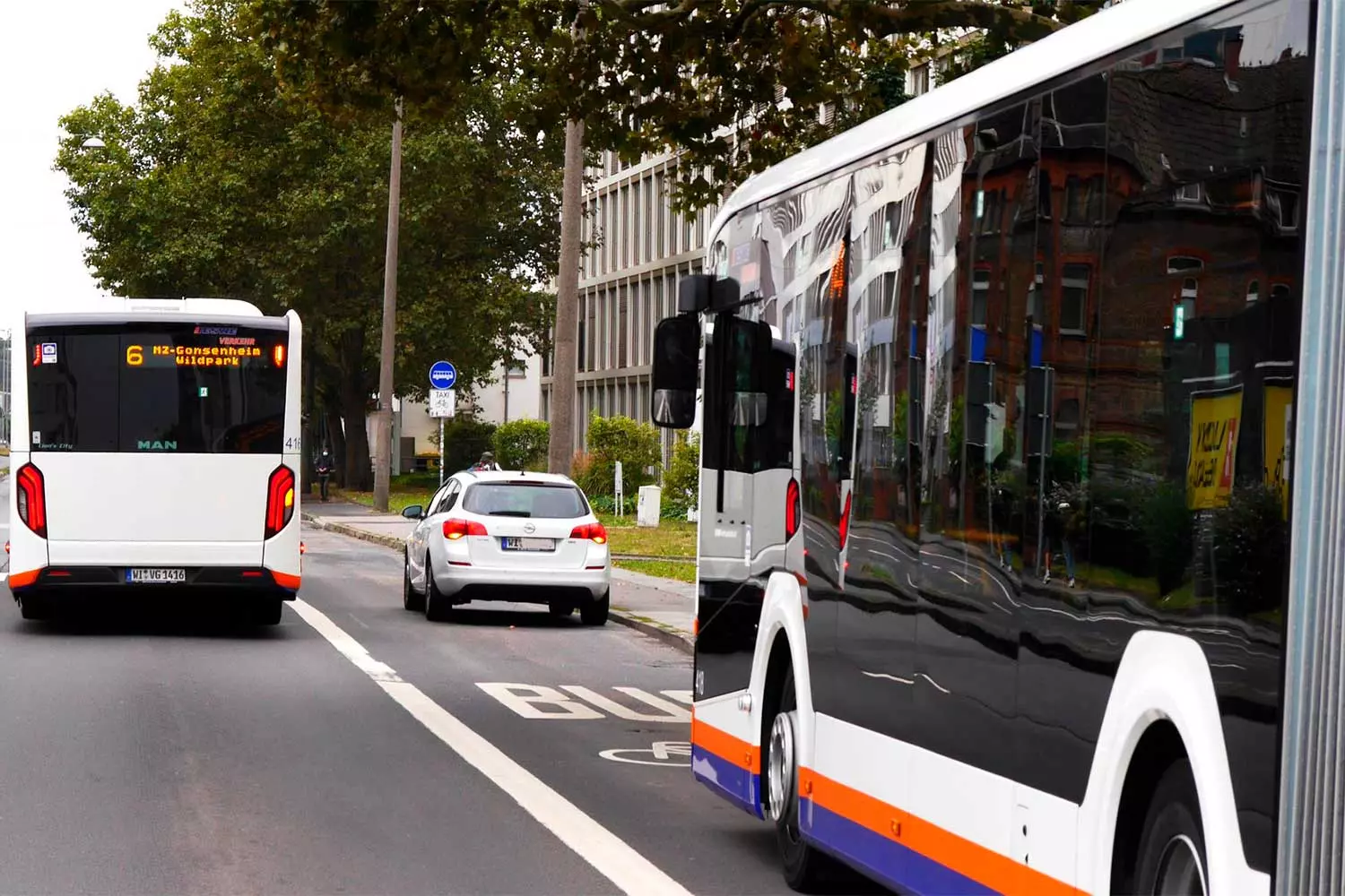 zaparkované auto v autobusovém pruhu v Německu