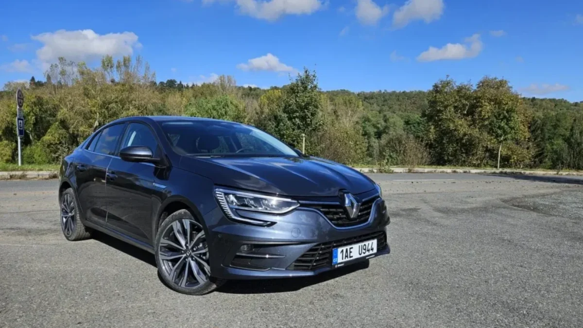 Renault Megane GrandCoupé stojí na silnici