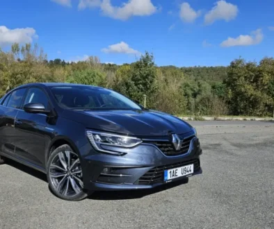 Renault Megane GrandCoupé stojí na silnici