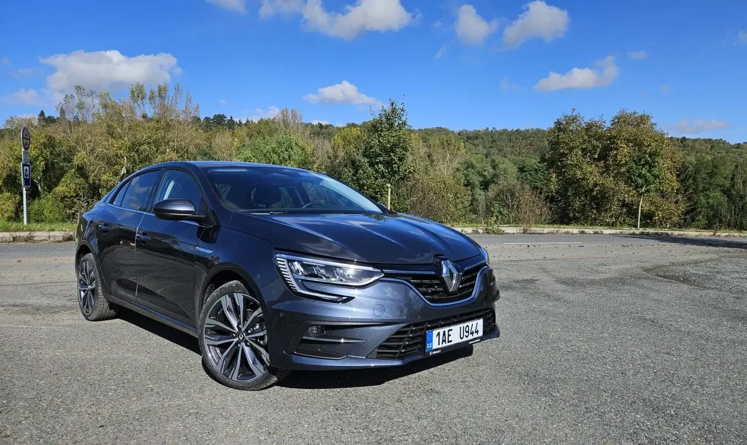 Renault Megane GrandCoupé stojí na silnici