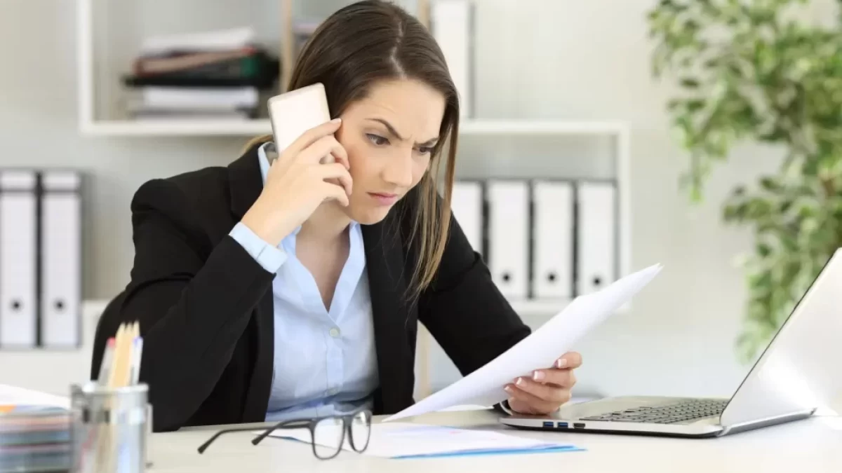 Žena telefonuje a sleduje účet