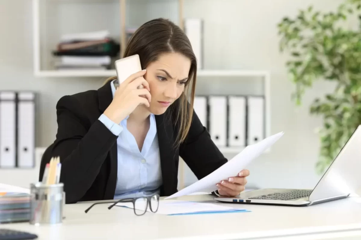 Žena telefonuje a sleduje účet