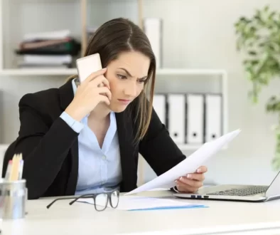 Žena telefonuje a sleduje účet