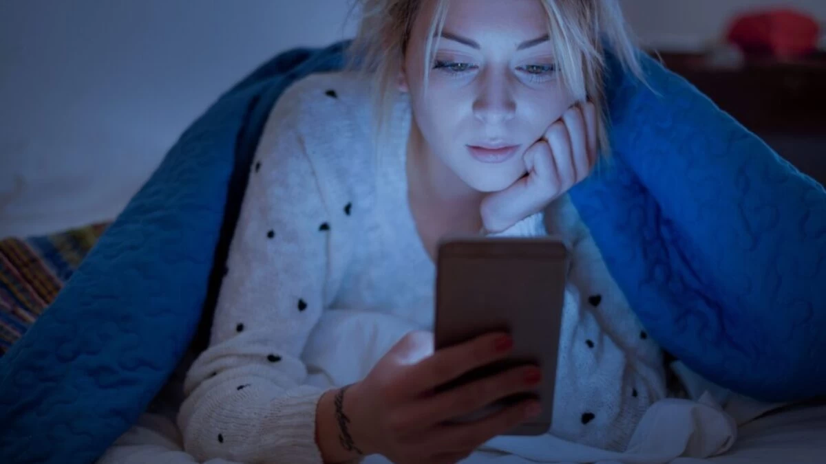 žena kouká do telefonu