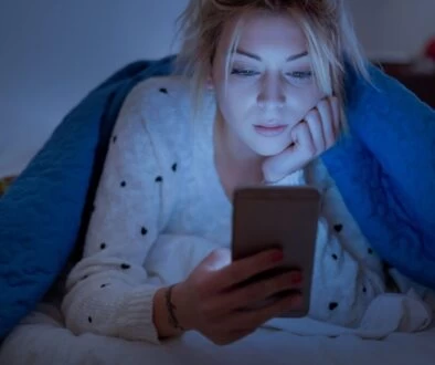 žena kouká do telefonu
