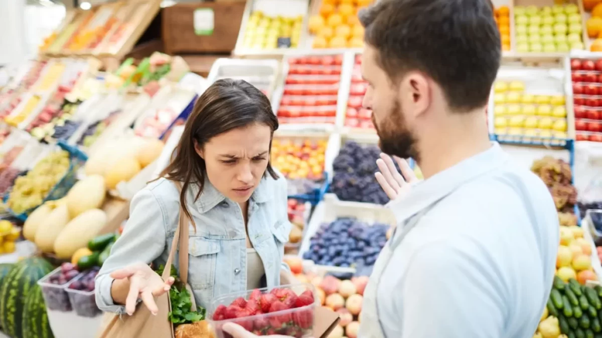 muž a ženaa v supermarketu