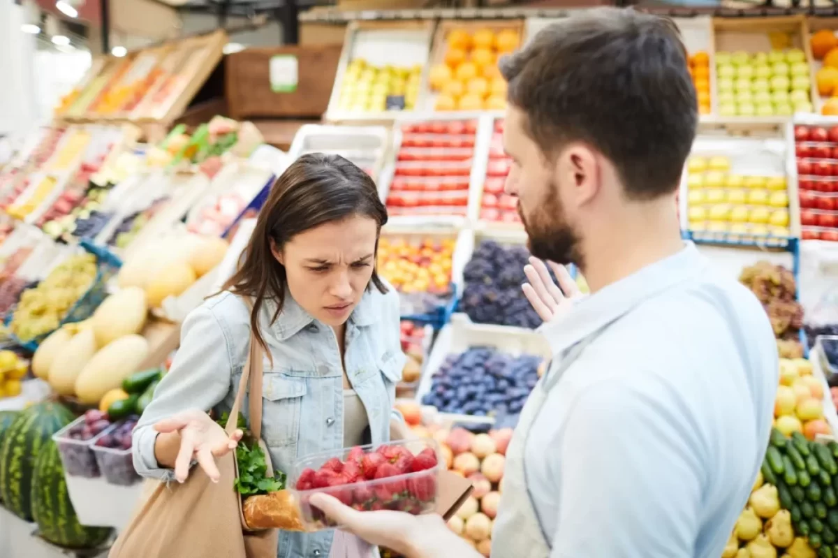 muž a ženaa v supermarketu