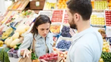 muž a ženaa v supermarketu