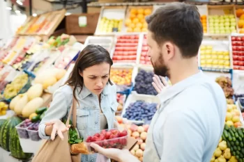 muž a ženaa v supermarketu