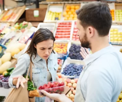 muž a ženaa v supermarketu