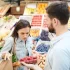 muž a ženaa v supermarketu