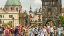 turisté na Karlově mostě