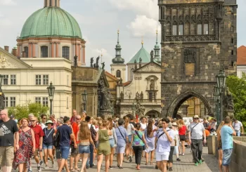turisté na Karlově mostě