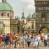 turisté na Karlově mostě