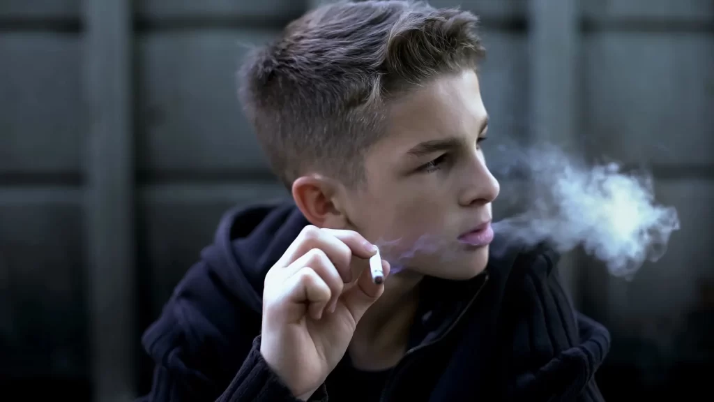 Shutterstock_1294742275 - Techsvět Chlapec kouří cigaretu