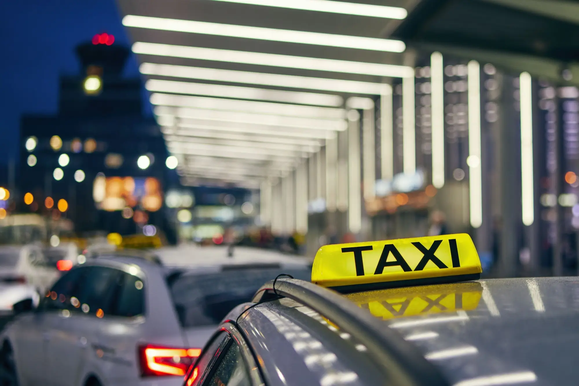 Shutterstock_1327971164 - Techsvět Taxi na letišti