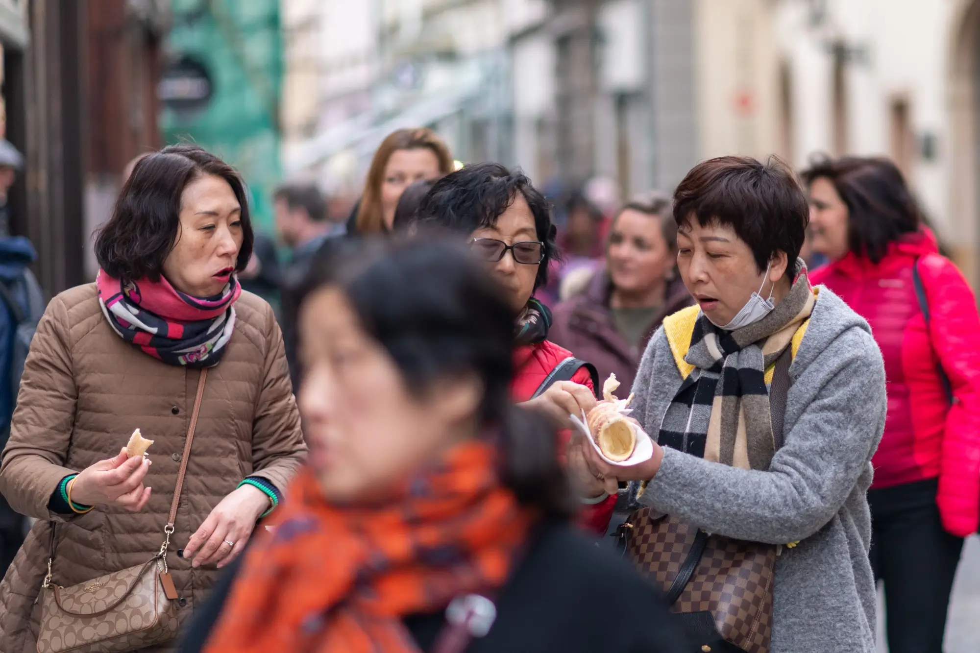 Shutterstock_1433939114 - Techsvět Japonští turisté s trdelníkem