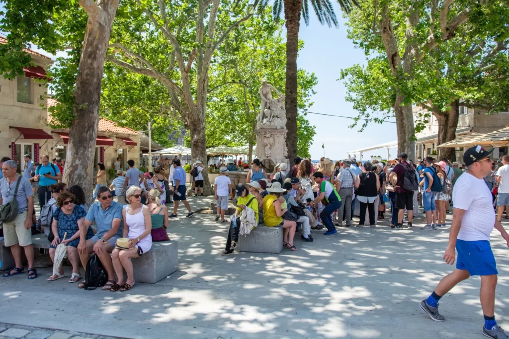 Shutterstock_1462908920 - Techsvět Turisté na ulici
